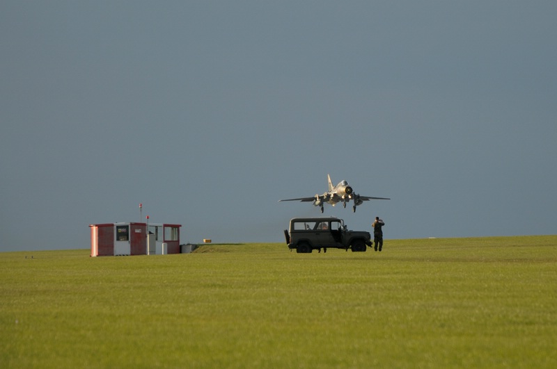 comp_RARO 13_22.jpg - The day is over the work is done. A Su-22 is coming back to the base in the evening